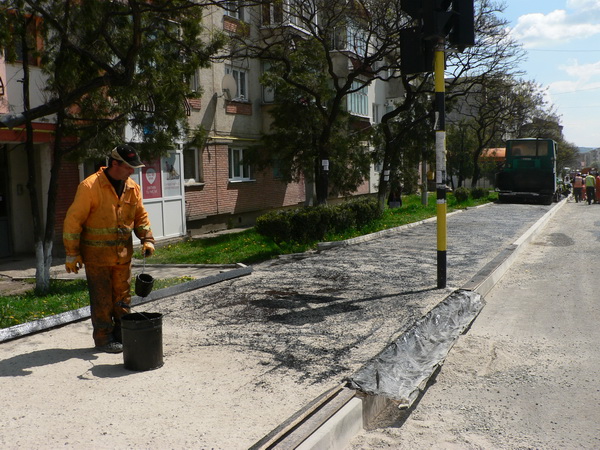 1.3 pregatire trotuar pentru asternere strat uzura str. Republicii 4.jpg
